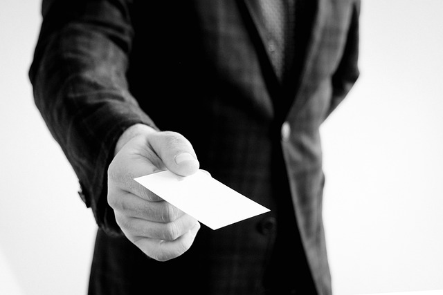 知っておきたい日本のビジネスマナー：名刺交換・敬語・席次（上座・下座）