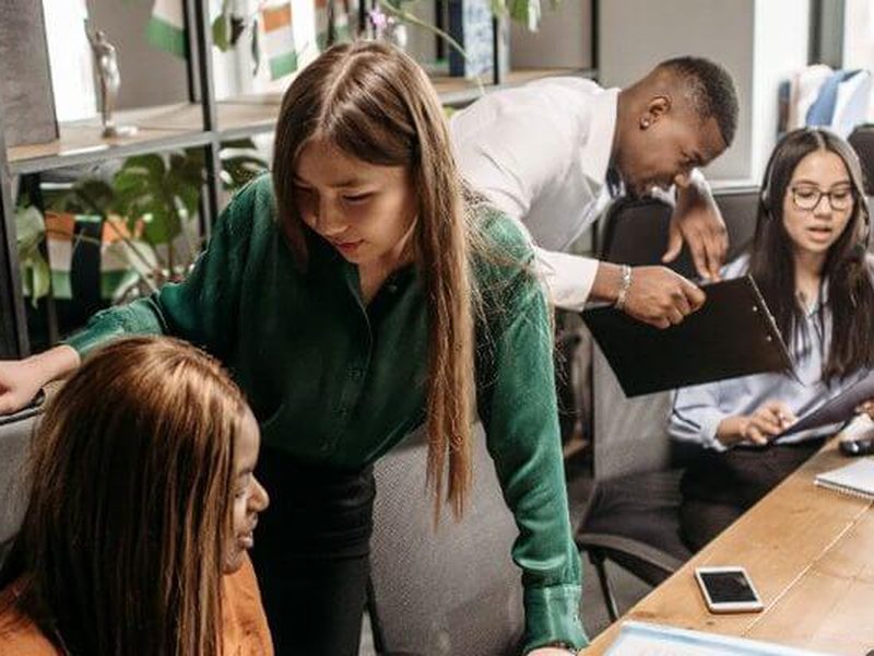 企業の担当者と打ち合わせをしている様子